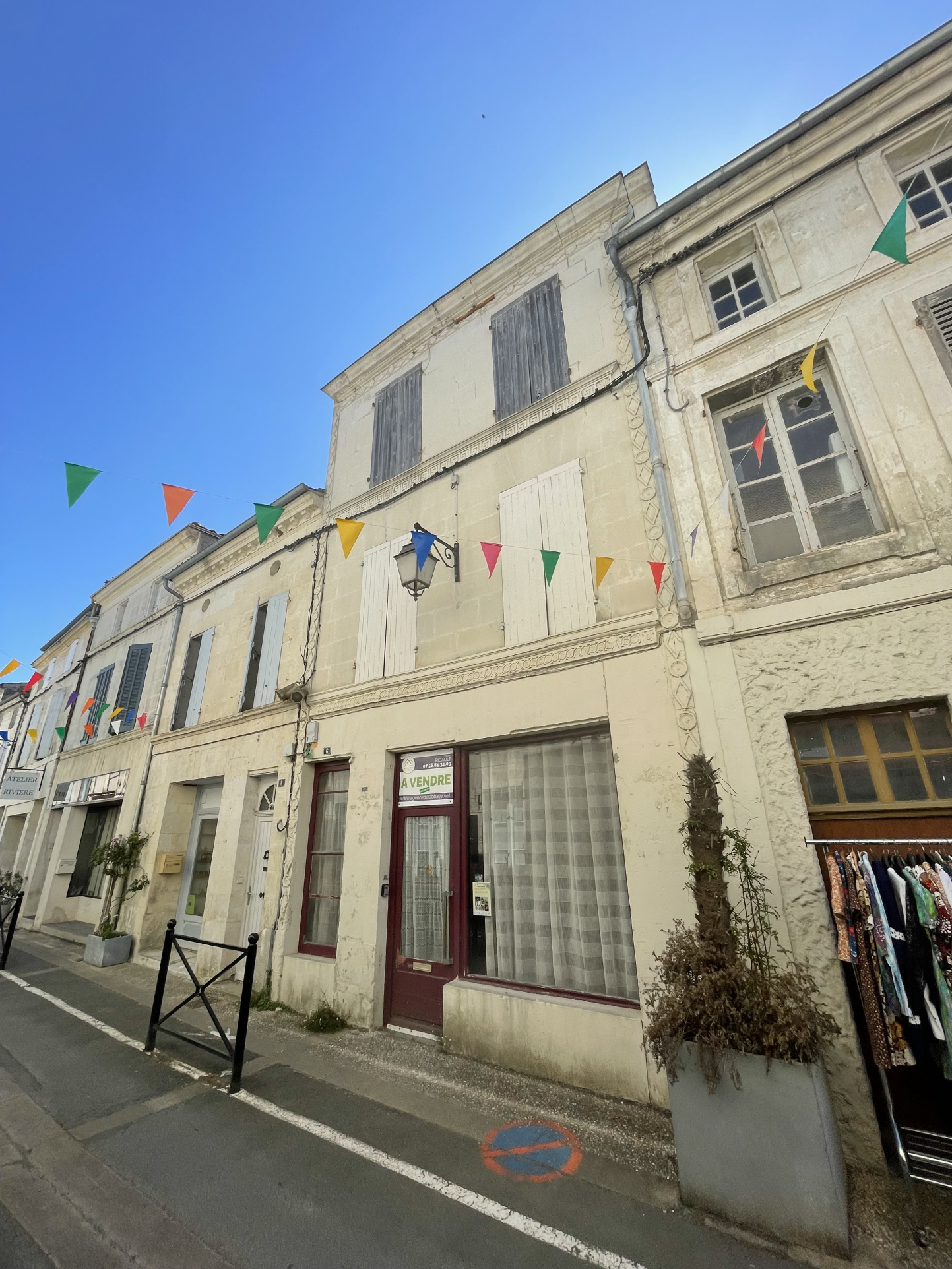 Maison sur 4 niveaux plein centre du bourg avec chai