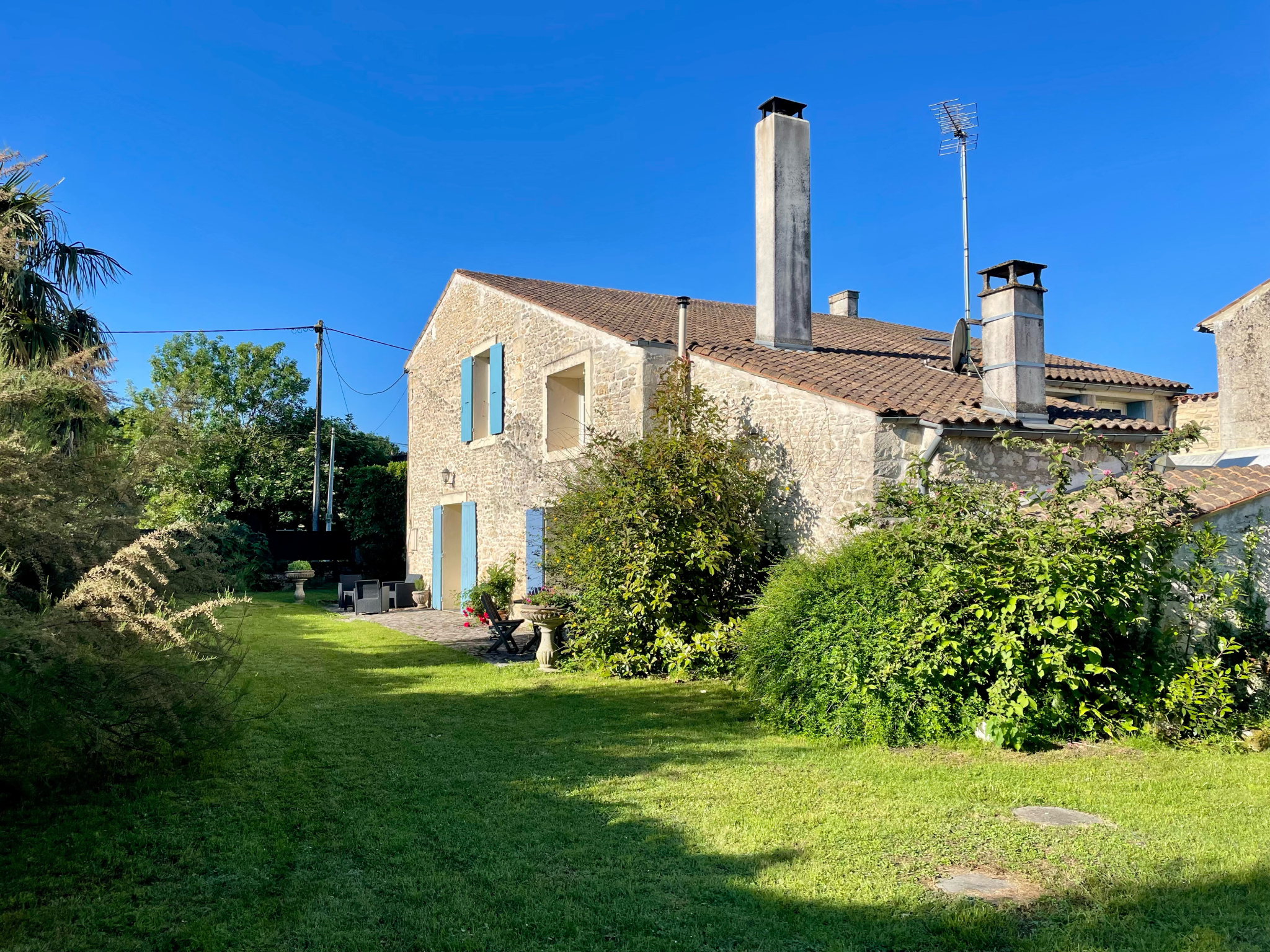 Maison R+1 7 pièces avec jardin, garages et piscine